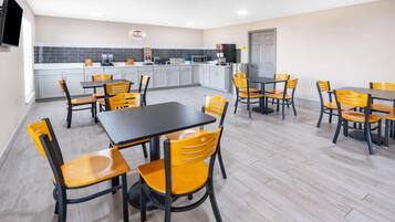 Sudah termasuk sarapan dibawa pulang setiap hari