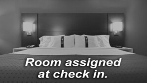 A hotel room with a bed, two bedside tables, and two wall-mounted lamps. - Holiday Inn Express Williamsbrg Busch Gardens Area by IHG (Williamsburg)