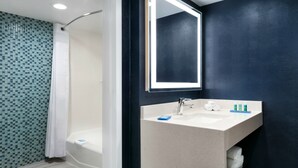 A bathroom with a shower, a sink, and a mirror. - Holiday Inn Express Williamsbrg Busch Gardens Area by IHG (Williamsburg)