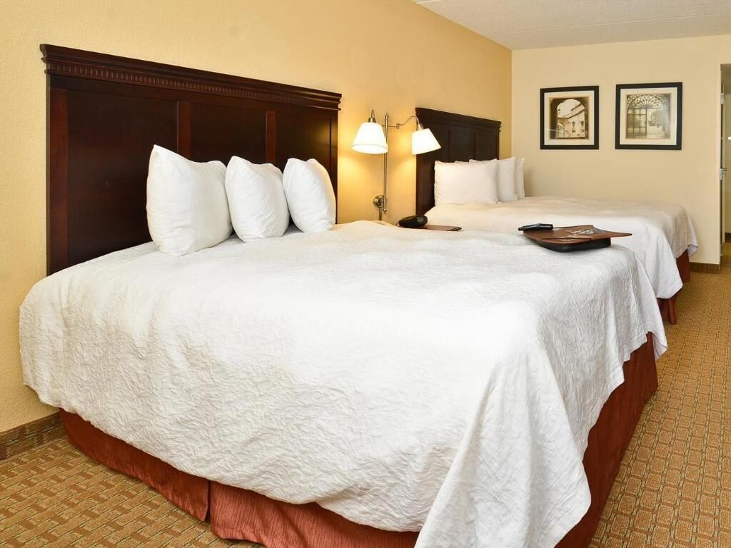 Tallelokero huoneessa, silitysrauta/-lauta, ilmaiset vauvansängyt