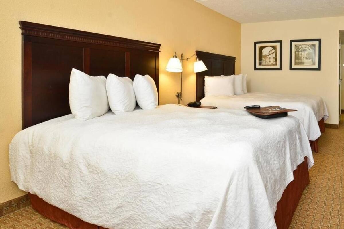 Tallelokero huoneessa, silitysrauta/-lauta, ilmaiset vauvansängyt