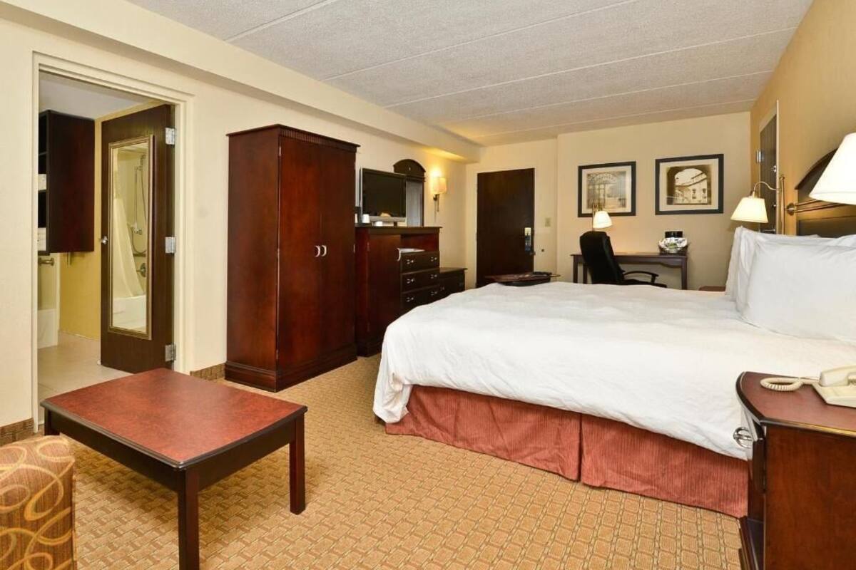 Tallelokero huoneessa, silitysrauta/-lauta, ilmaiset vauvansängyt