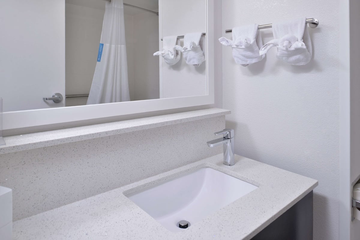 Free toiletries, hair dryer, bathrobes, towels