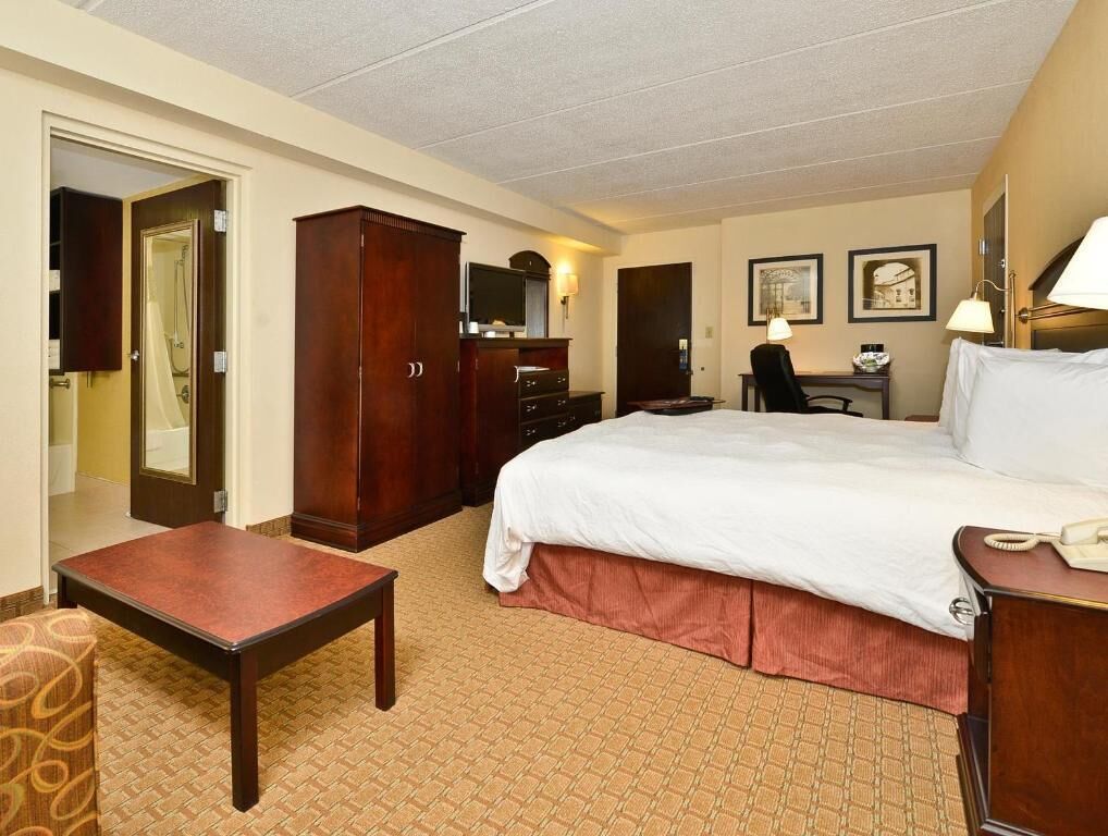 Tallelokero huoneessa, silitysrauta/-lauta, ilmaiset vauvansängyt