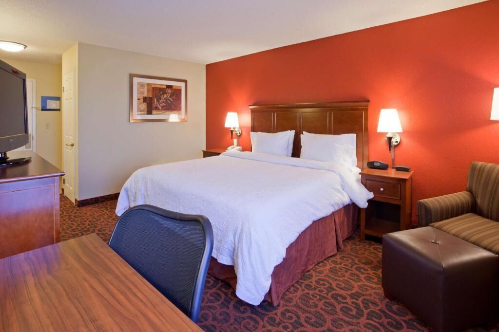 Couette en duvet, coffre-fort, bureau