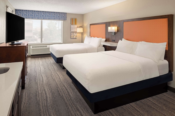 Huone, useita sänkyjä, esteetön, kylpyamme | Untuvapeitot, tallelokero huoneessa, työpöytä