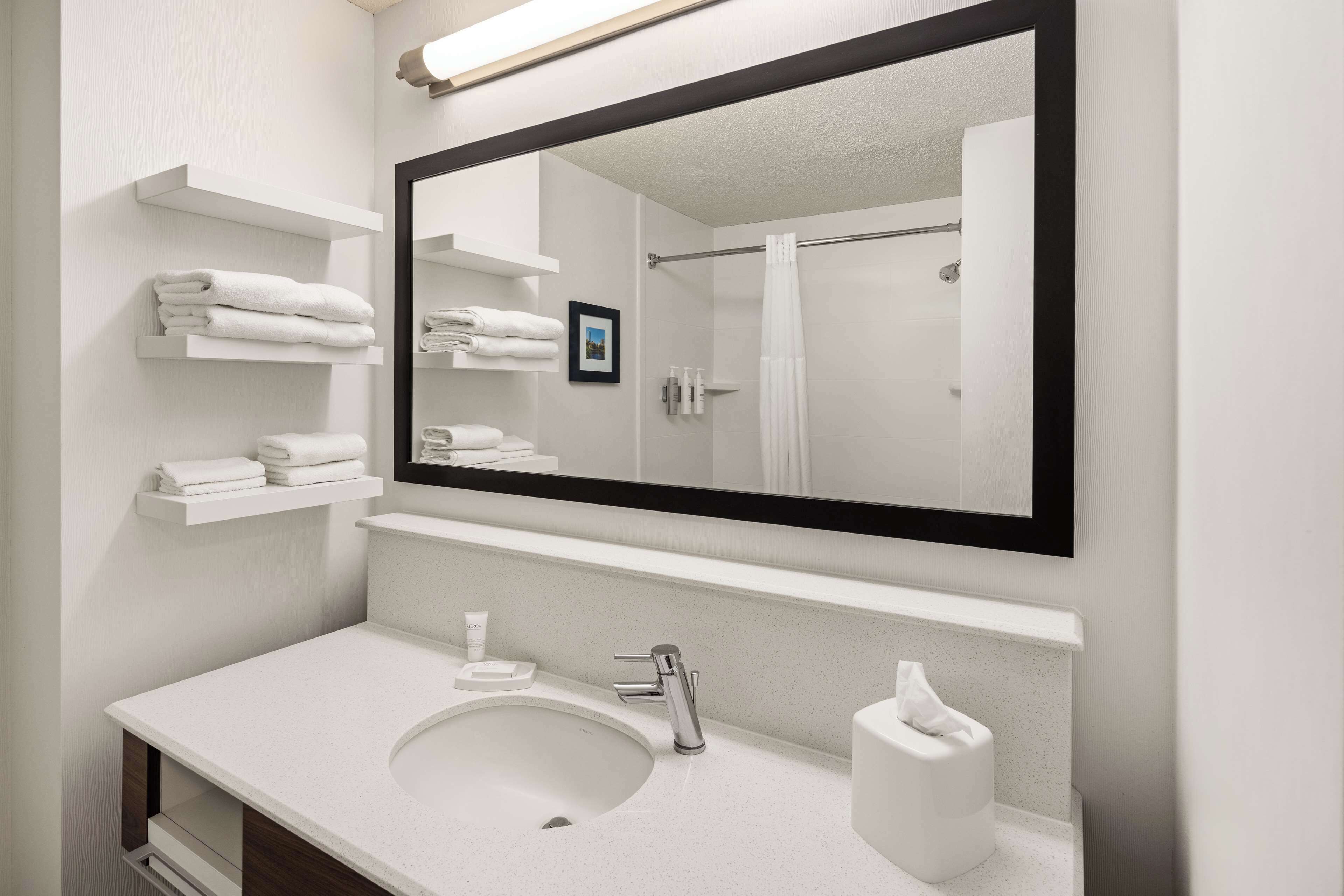 combined shower/bathtub, hair dryer, towels