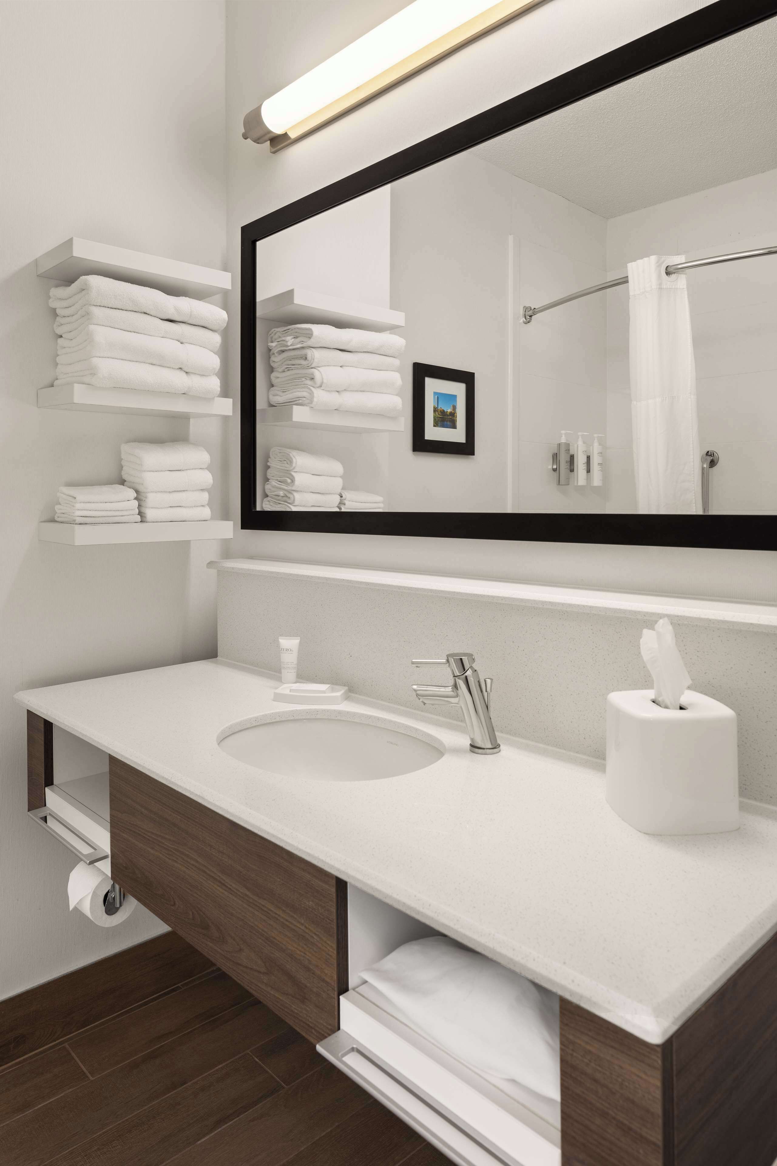 combined shower/bathtub, hair dryer, towels