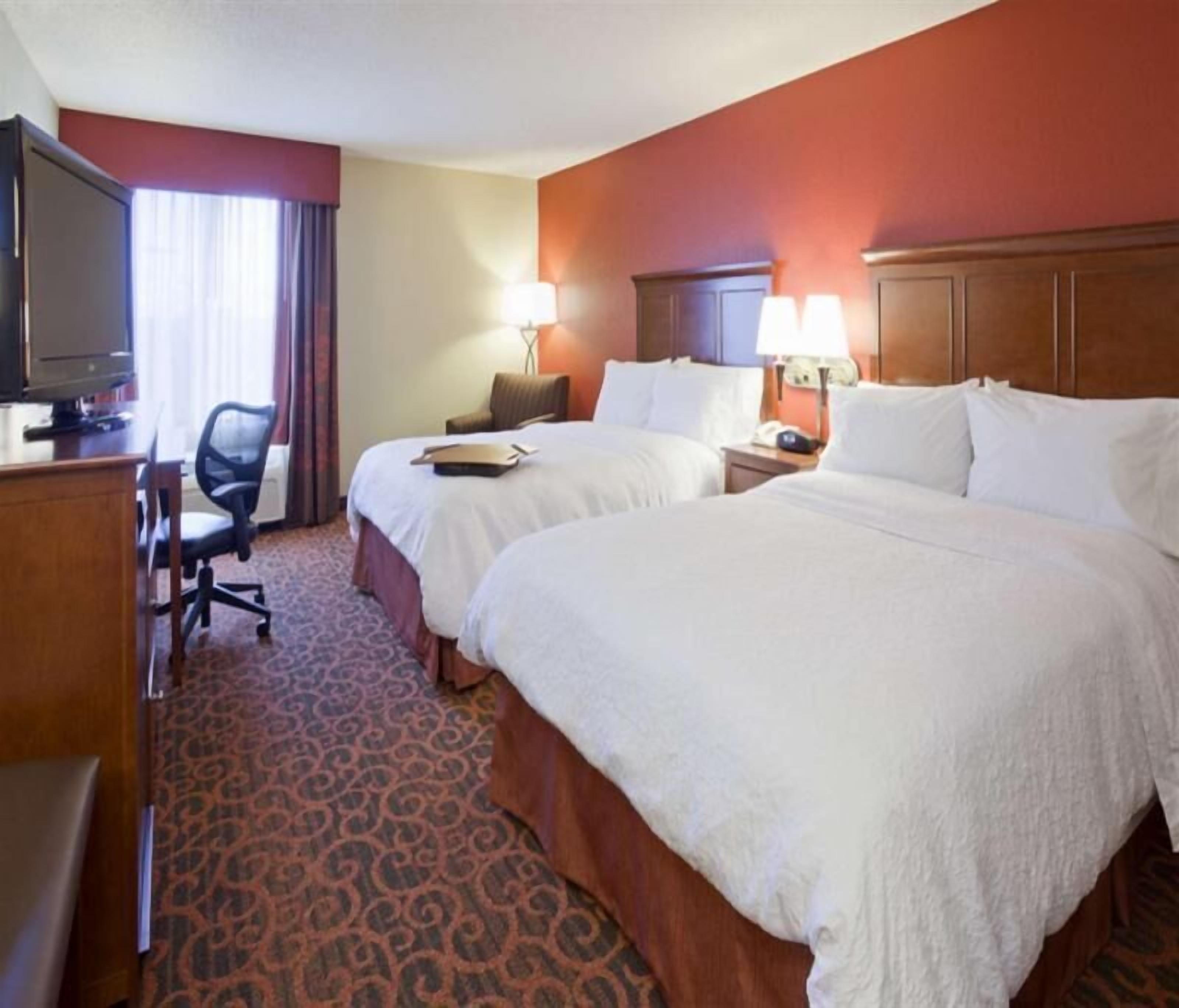 Couette en duvet, coffre-fort, bureau