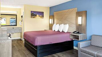 مكتب وستائر تعتيم وواي فاي مجانًا وملاءات أسرّة