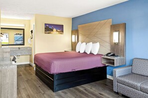 Meja kerja, tirai kedap cahaya, Wi-Fi gratis, dan seprai linen