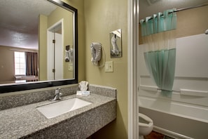 Chambre, 2 lits doubles | Salle de bain | Articles de toilette (gratuits), séchoir à cheveux, serviettes fournies