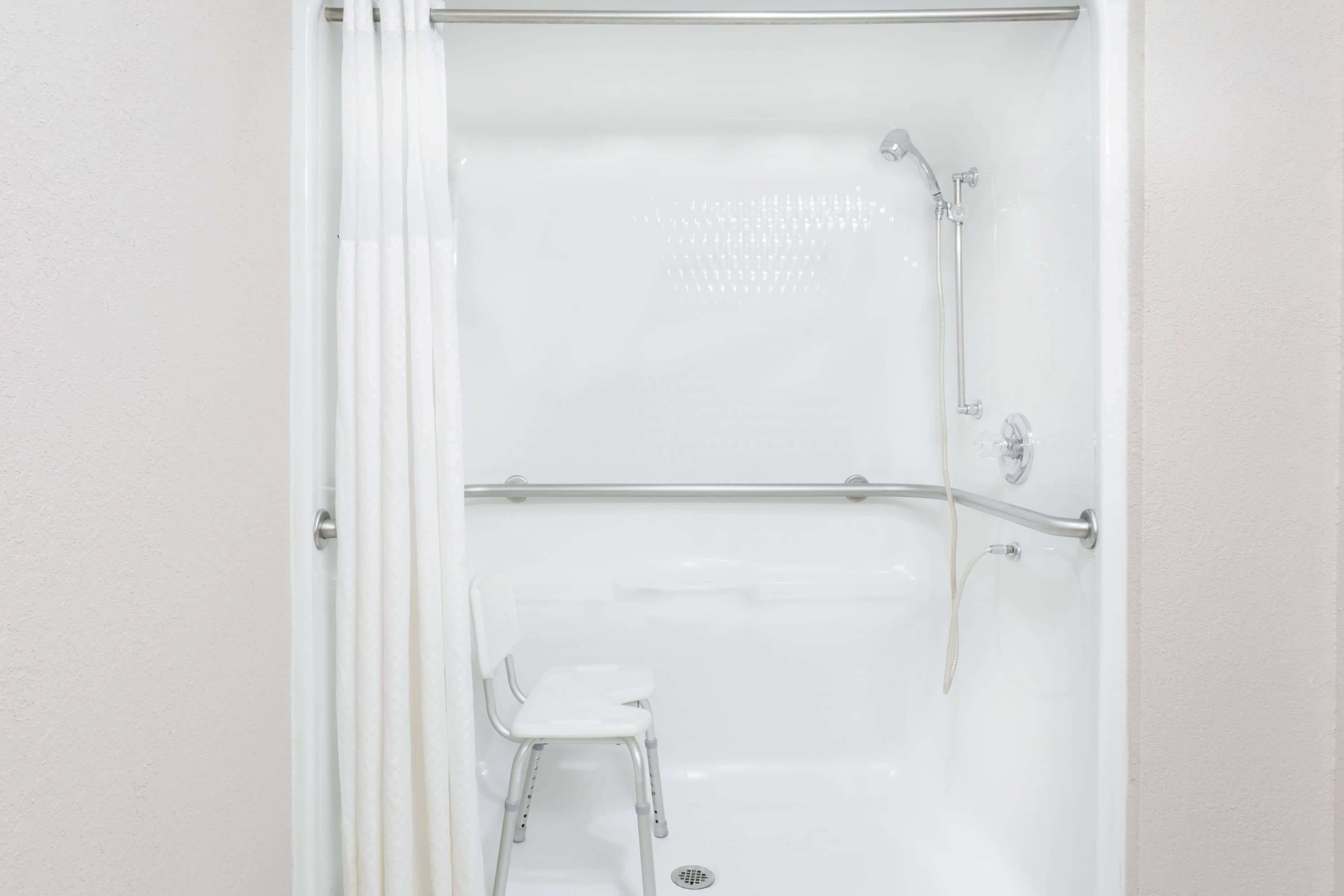 Tina con regadera, amenidades de baño gratuitas, secadora de cabello 