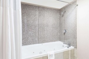 Combined shower/tub, free toiletries, hair dryer, towels