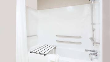 Combined shower/tub, free toiletries, hair dryer, towels