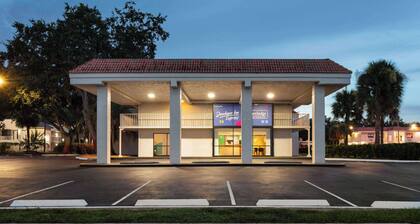 Travelodge by Wyndham Orlando Lake Buena Vista South