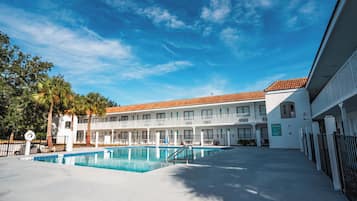 Una piscina al aire libre