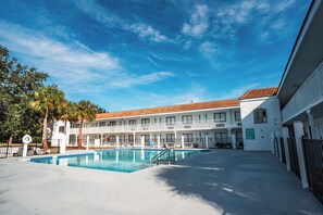 Utendørsbasseng