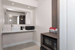 1 bedroom, Egyptian cotton sheets, premium bedding, in-room safe