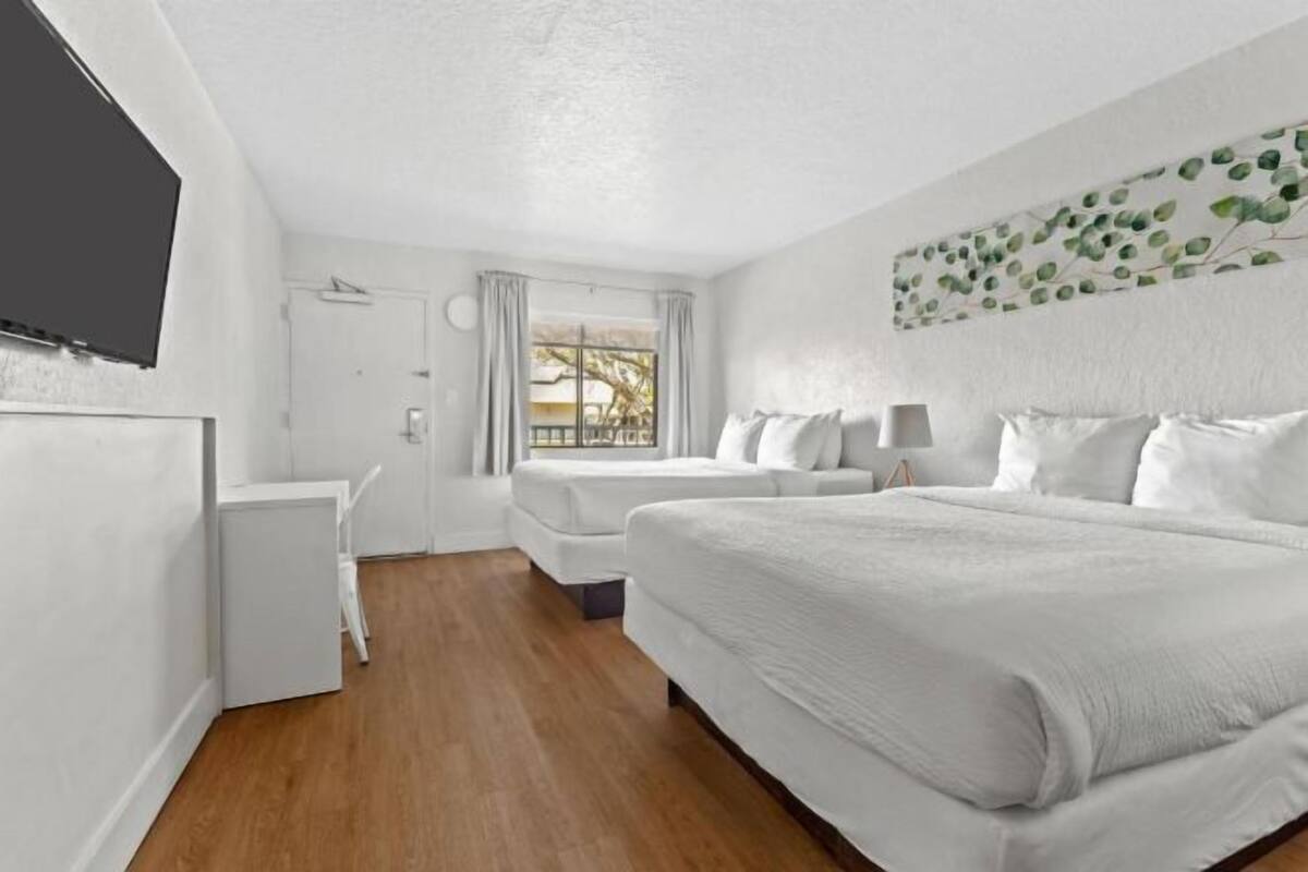 Egyptian cotton sheets, premium bedding, in-room safe, desk
