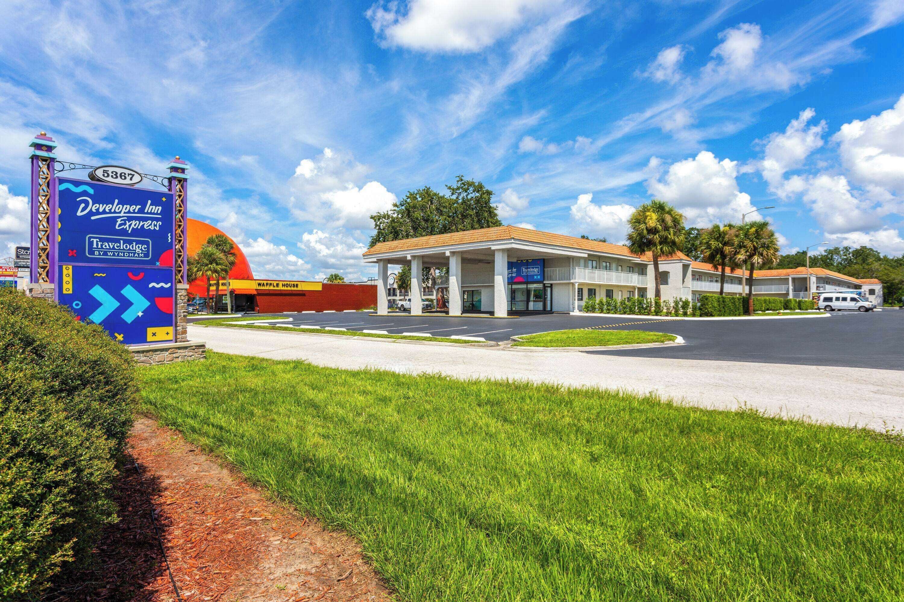 A Developer Inn Express building with a clear sky and a parking lot.