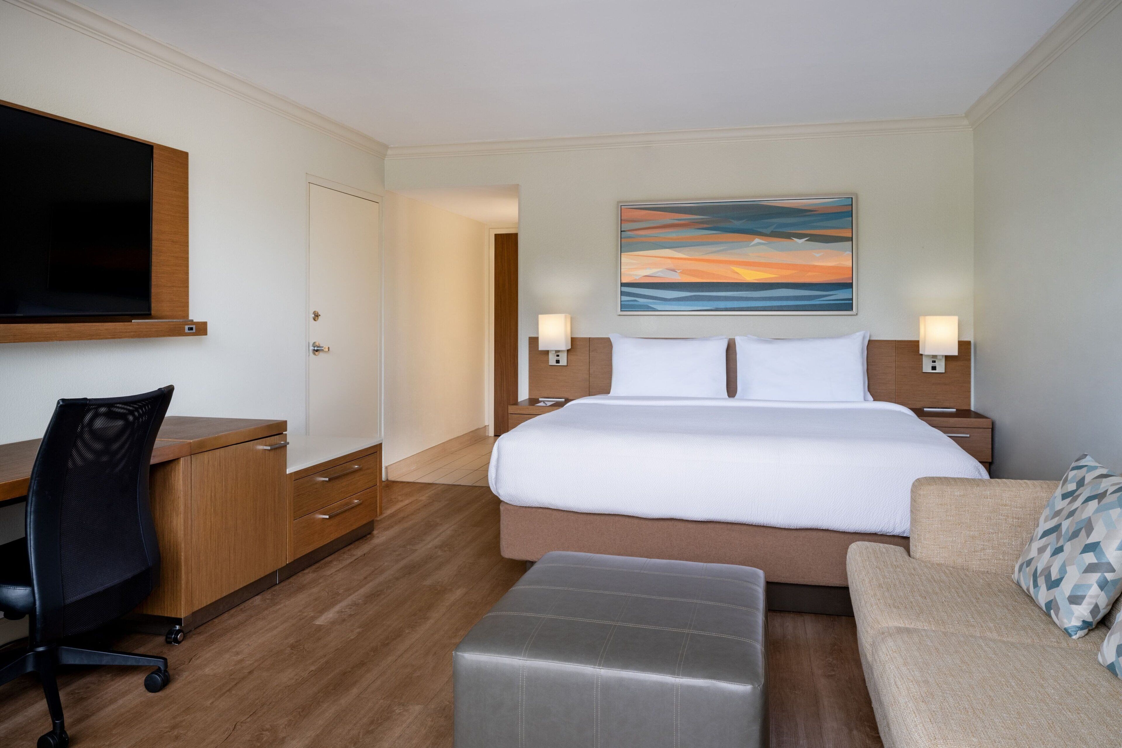 Ropa de cama de alta calidad y caja de seguridad en la habitación 