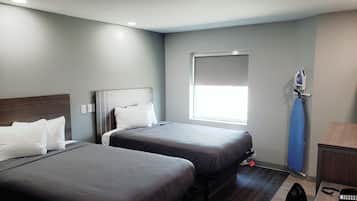 Muebles diferentes, escritorio y cortinas blackout