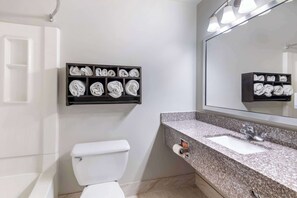 Combined shower/tub, free toiletries, hair dryer, towels