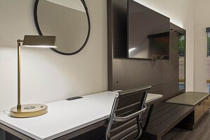 Minibar, escritorio, tabla de planchar con plancha y cunas gratuitas