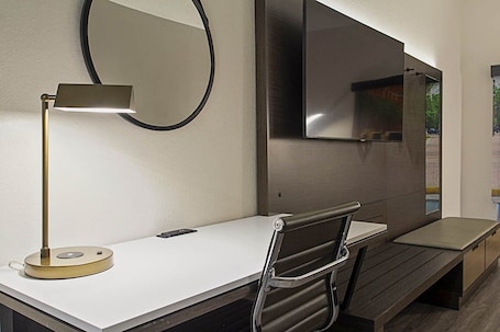 Minibar, desk, iron/ironing board, free cribs/infant beds. Wingate by Wyndham Macon I-75
