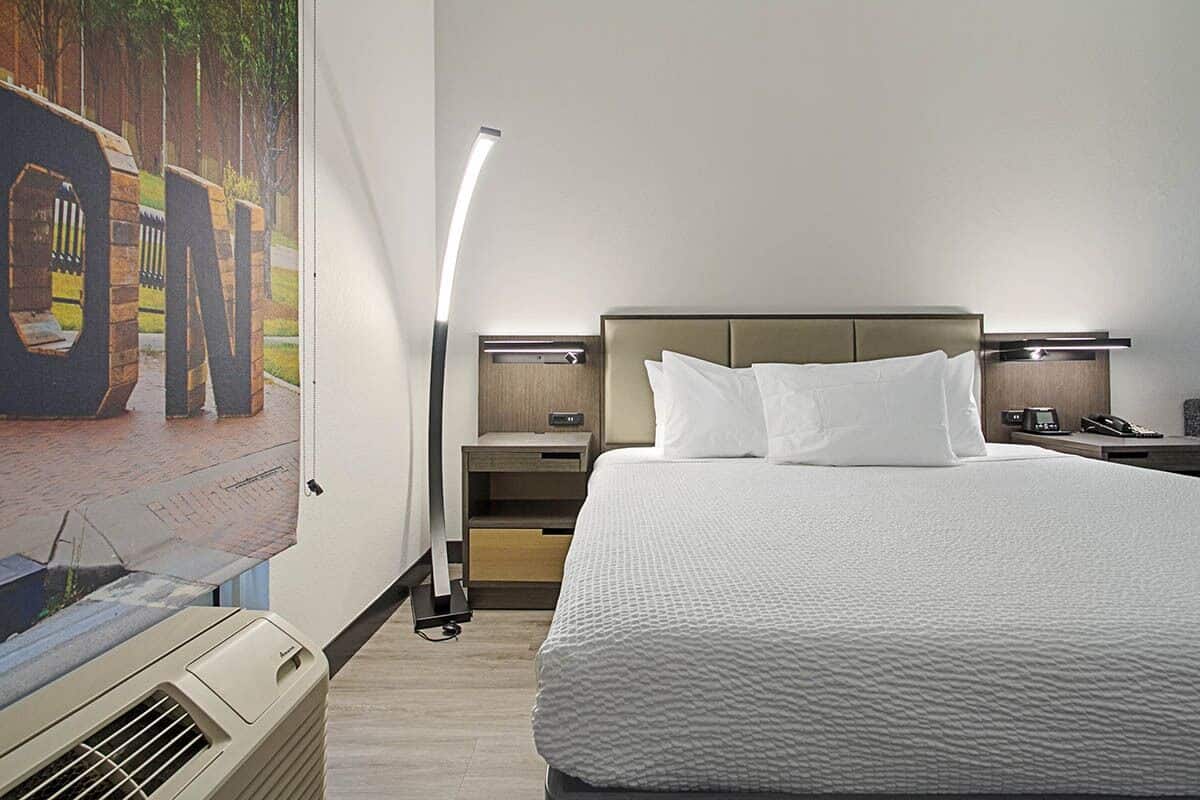 Minibar, una scrivania, ferro/asse da stiro