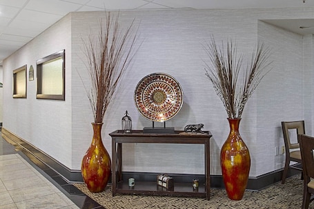 Lobby lounge. Wingate by Wyndham Macon I-75