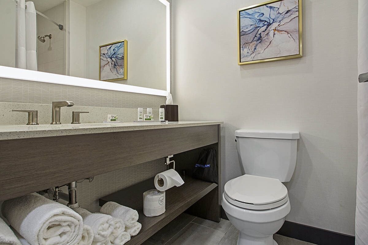 Combined shower/bathtub, hair dryer, towels