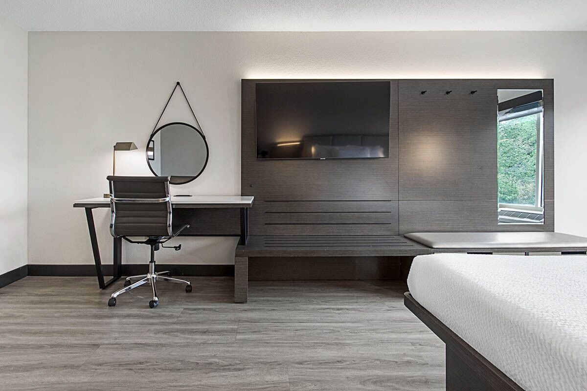 Minibar, escritorio, tabla de planchar con plancha y cunas gratuitas