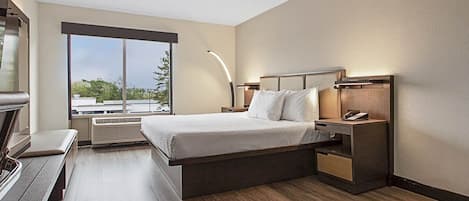 Habitación estándar, 1 cama King size | Minibar, escritorio, tabla de planchar con plancha y cunas gratuitas
