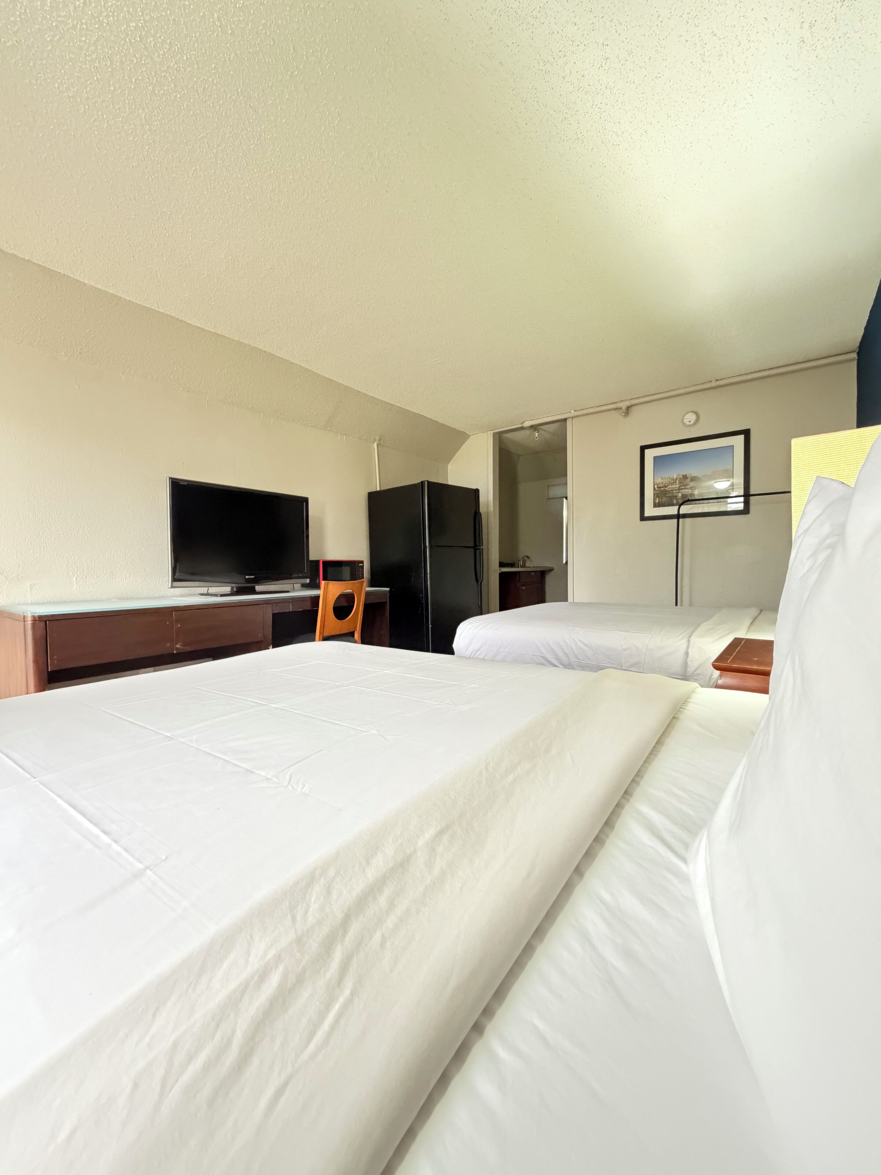 Een bureau, gratis wifi, beddengoed