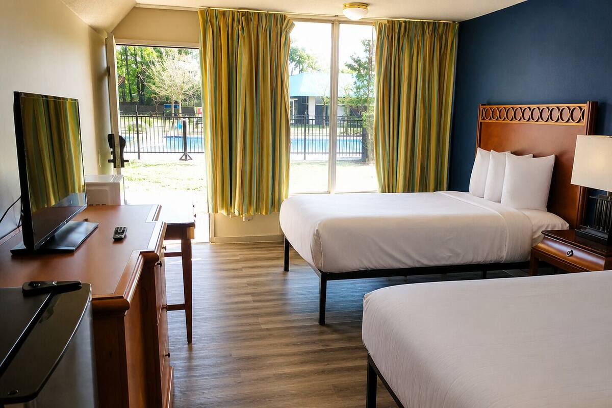 2 Full Beds, Non Smoking Kitchenette | Escrivaninha, Wi-Fi de cortesia, roupa de cama