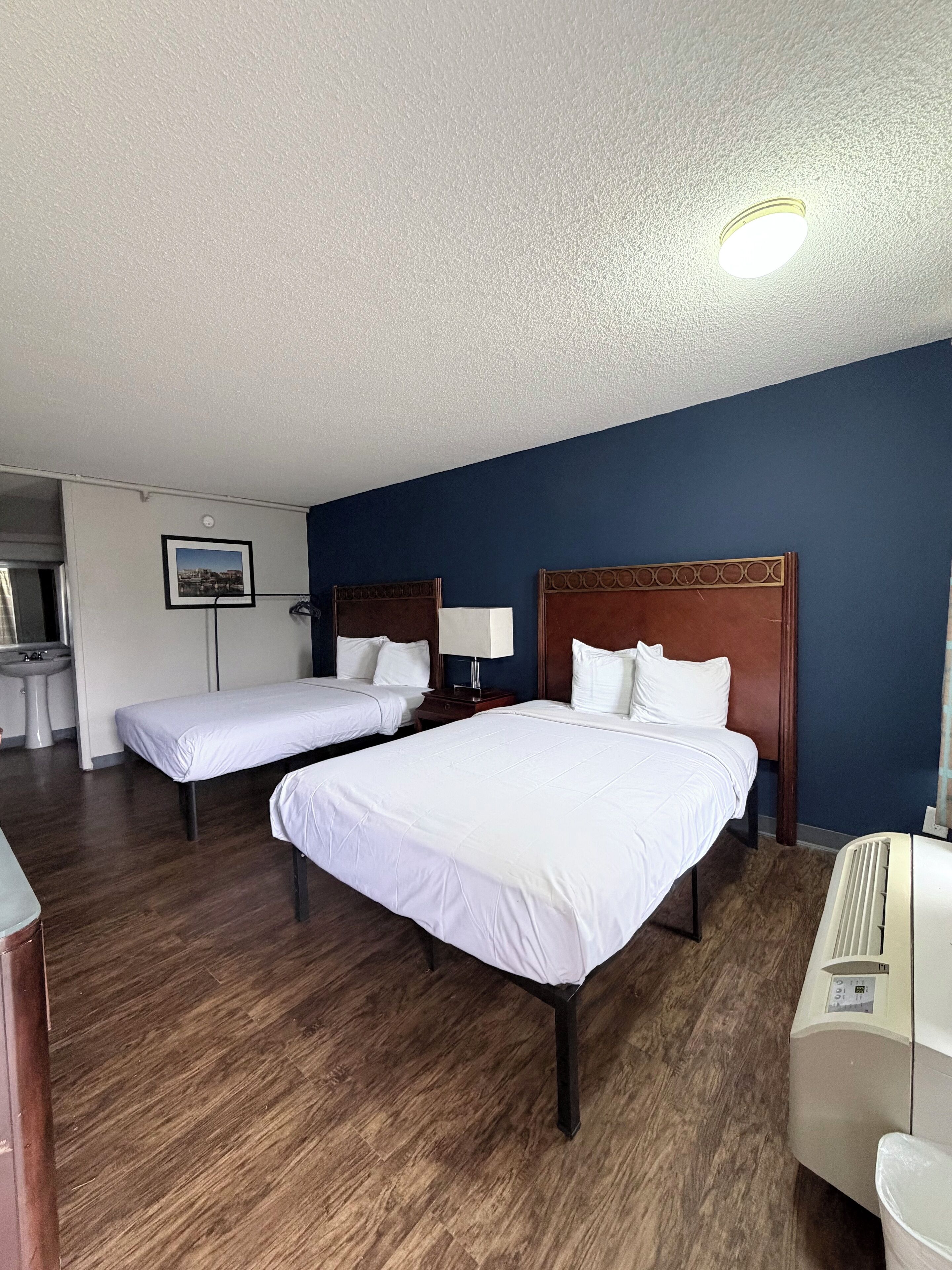 Een bureau, gratis wifi, beddengoed