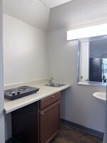 Quarto, 1 cama King, para não fumantes, cozinha americana | Escrivaninha, Wi-Fi de cortesia, roupa de cama