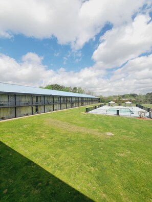 季节性开放的室外游泳池