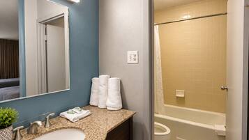 Quarto, 1 cama King, para não fumantes, cozinha americana | Banheiro | Toalhas de banho