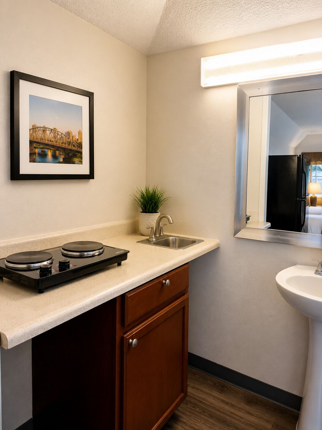 1 King Bed, Non Smoking, Kitchenette | Desk, WiFi (free), bed sheets