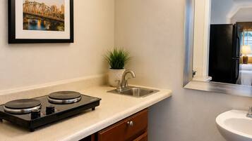 1 King Bed, Non Smoking, Kitchenette | Desk, WiFi (free), bed sheets