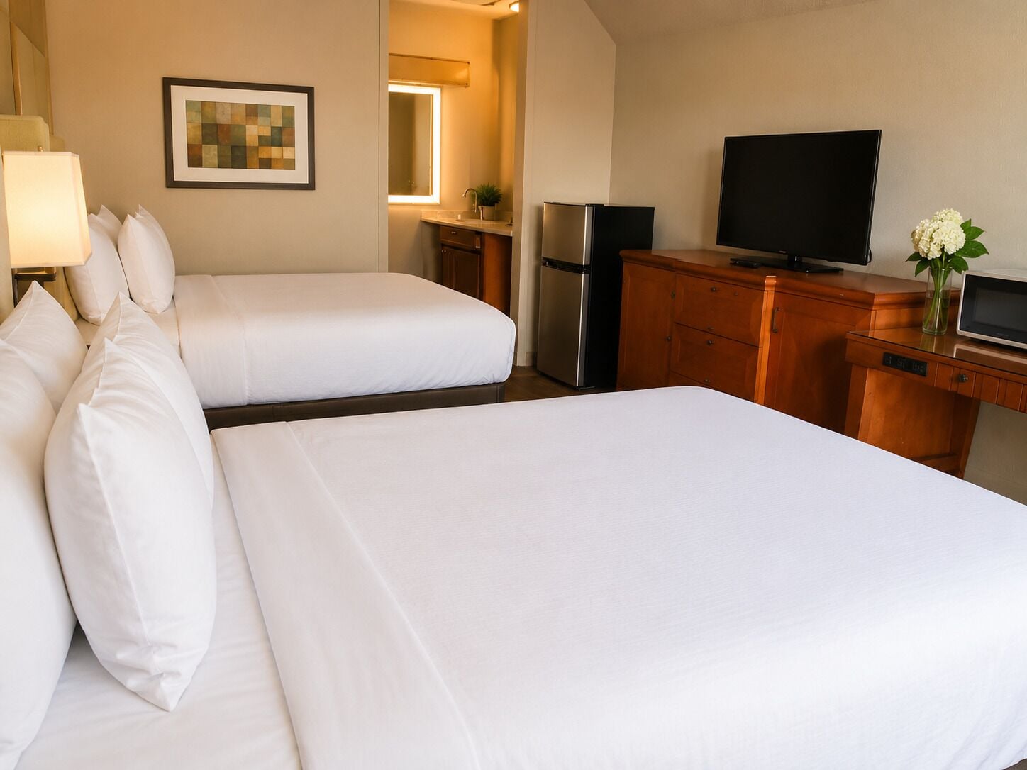 2 Full Beds, Non Smoking Kitchenette | Escrivaninha, Wi-Fi de cortesia, roupa de cama