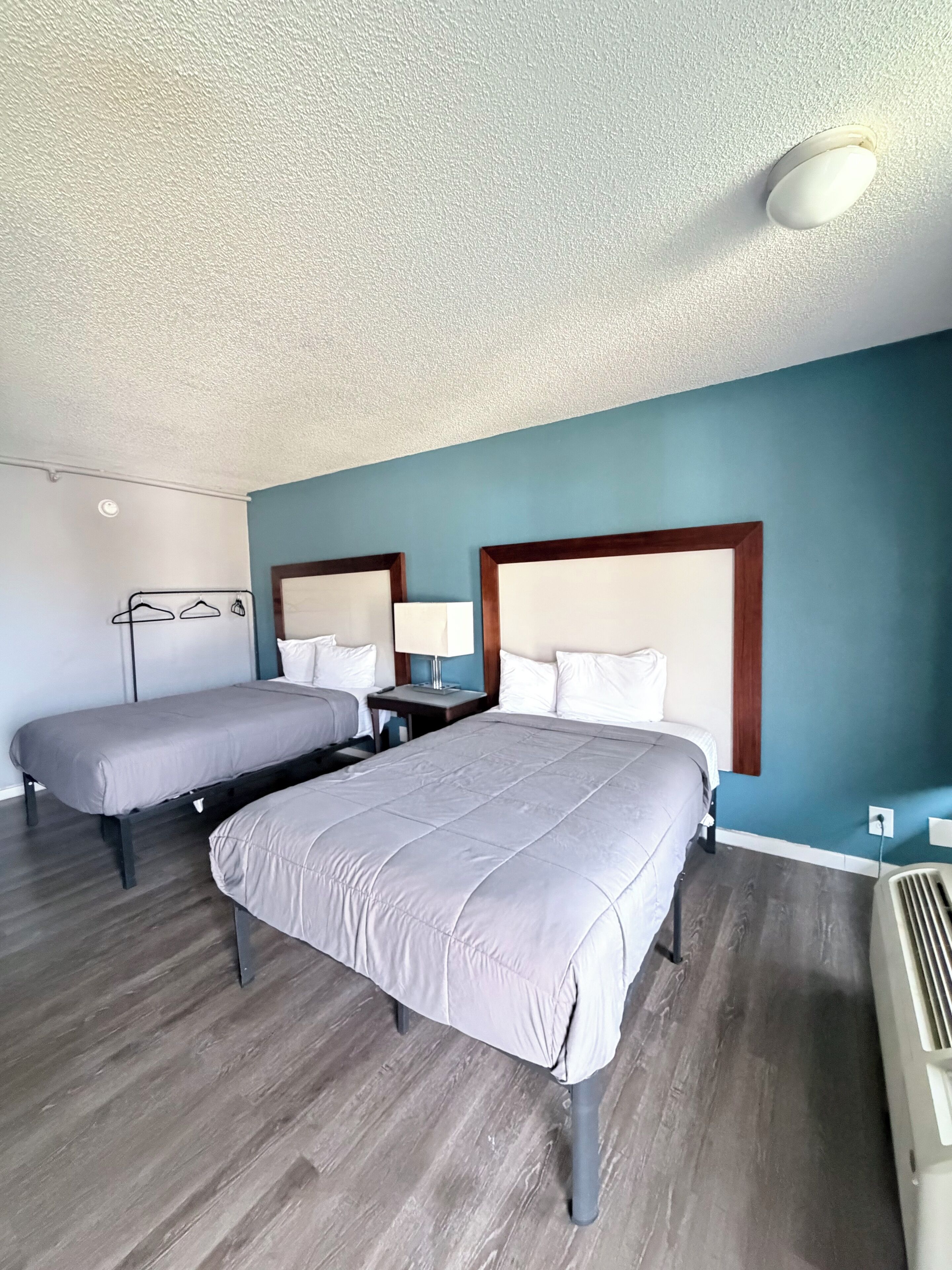 客房, 2 張標準雙人床, 非吸煙房 | 書桌、免費 Wi-Fi、床單