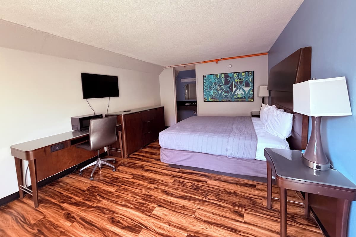 Rom, 1 kingsize-seng, ikke-røyk, tekjøkken | Skrivebord, wi-fi (inkludert) og sengetøy