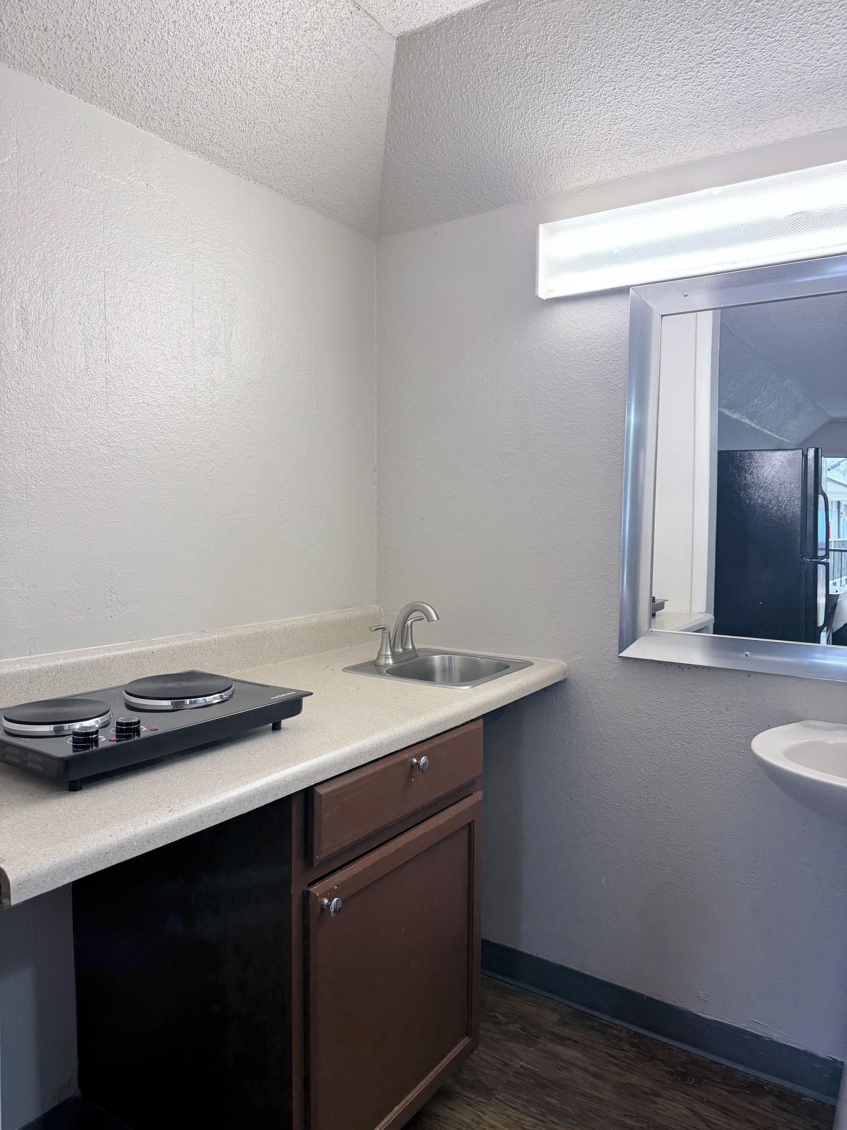 2 Full Beds, Non Smoking Kitchenette | Desk, free WiFi, bed sheets