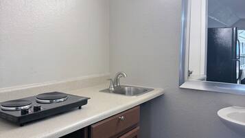 2 Full Beds, Non Smoking Kitchenette | Desk, free WiFi, bed sheets