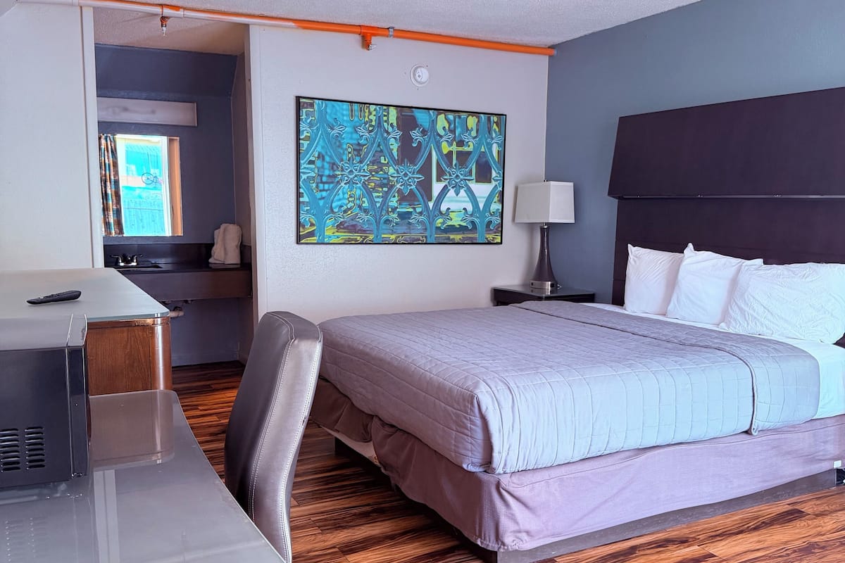 Skrivebord, wi-fi (inkludert) og sengetøy