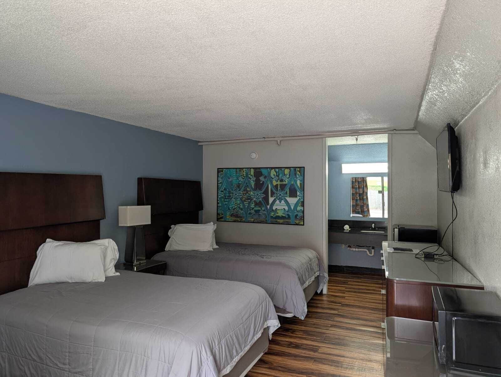 Habitación, 2 camas matrimoniales, para no fumadores | Escritorio, wifi gratis y ropa de cama 